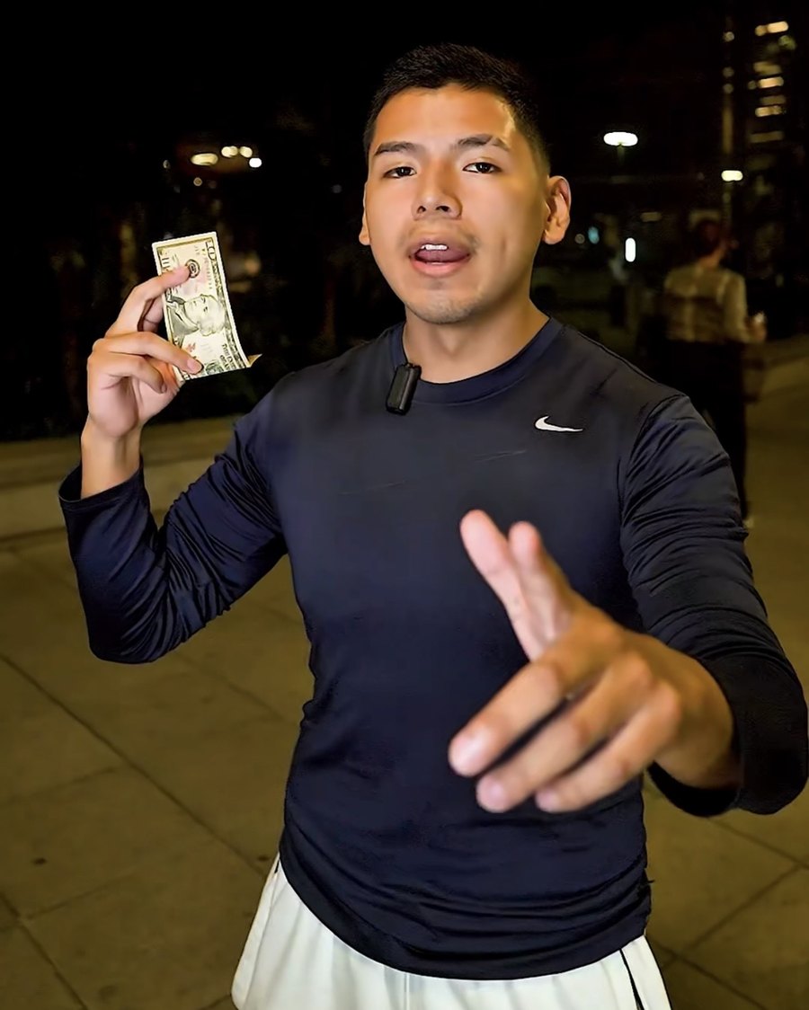 Kev López con los $10 con los que arrancó el reto